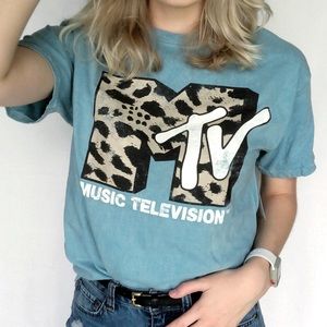MTV - NWT Cropped Distressed Graphic‎ Tee